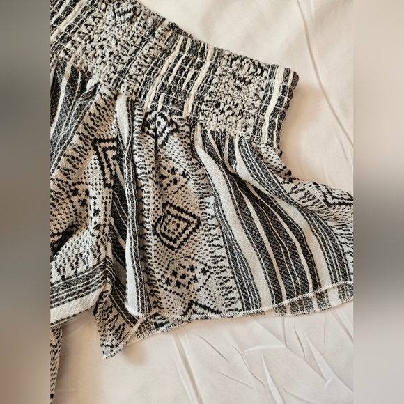 NWT Elan Womens Black & White Design Off The Shoulder Short Sleeve Top Size Med - Picture 3 of 10